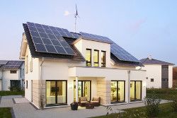 Plus-Energie-Haus in Fertigbauweise werden Bauherren zu Energieversorgern. Bild: BDF/Sebastian Bahr